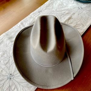 Men’s western hat, size xl. Hat is in like new condition.